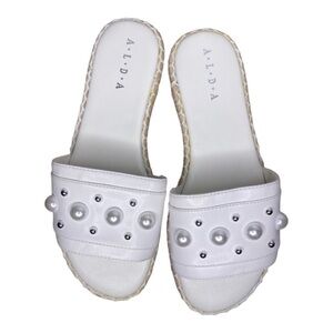 Alda white pearl/beaded slides